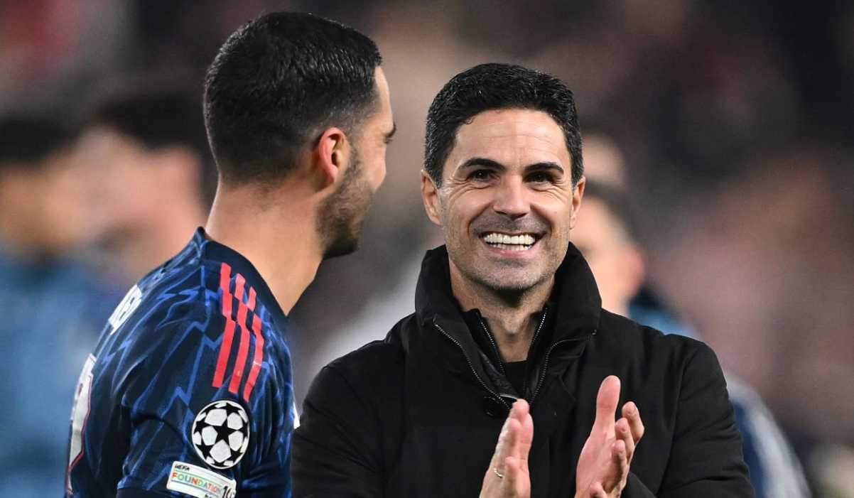 Mikel Arteta bertepuk tangan ke fans usai laga Slavia Praha vs Arsenal Mikel Arteta bertepuk tangan ke fans usai laga Slavia Praha vs Arsenal