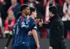 Mikel Arteta menyalami Andre Annous usai laga Slavia Praha vs Arsenal
