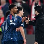 Mikel Arteta menyalami Andre Annous usai laga Slavia Praha vs Arsenal