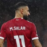 Arne Slot Diminta Lakukan Langkah Berani terhadap Mohamed Salah Mohamed Salah tampak dari belakang di laga Manchester City vs Liverpool