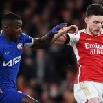 Moises Caicedo berebut bola dengan Declan Rice