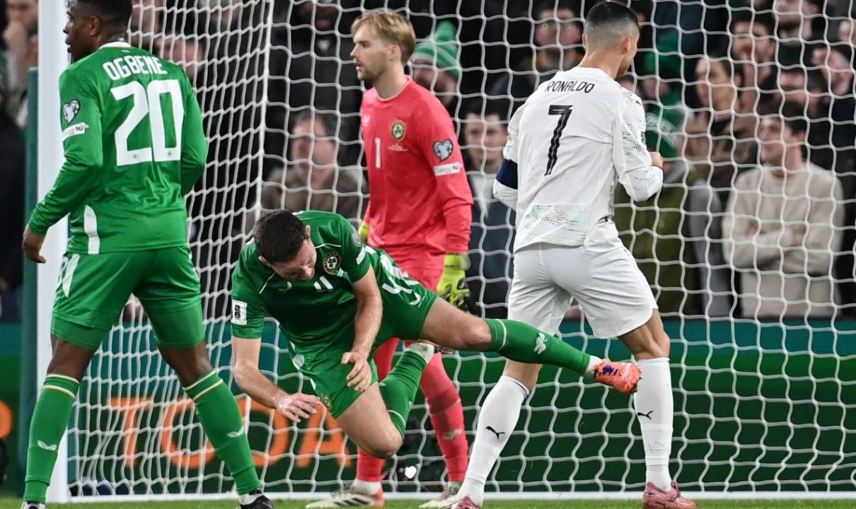 Momen saat Cristiano Ronaldo diduga melakukan pelanggaran kepada pemain Irlandia