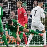 Drama Ronaldo vs Irlandia: Sikut O’Shea, VAR Turun Tangan, Hukuman Berat Menanti Momen saat Cristiano Ronaldo diduga melakukan pelanggaran kepada pemain Irlandia