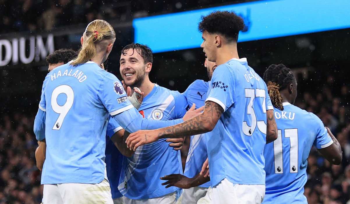 Nico Gonzalez merayakan gol bersama rekan-rekannya di Manchester City