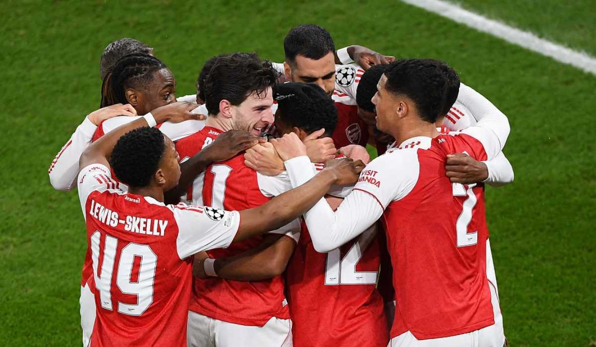 Para pemain Arsenal merayakan gol Jurrien Timber ke gawang Bayern Munchen