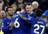 Para pemain Everton merayakan gol bersama