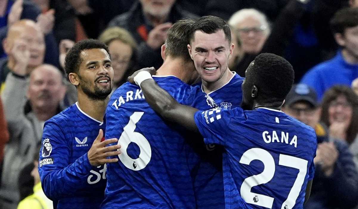 Para pemain Everton merayakan gol bersama Para pemain Everton merayakan gol bersama