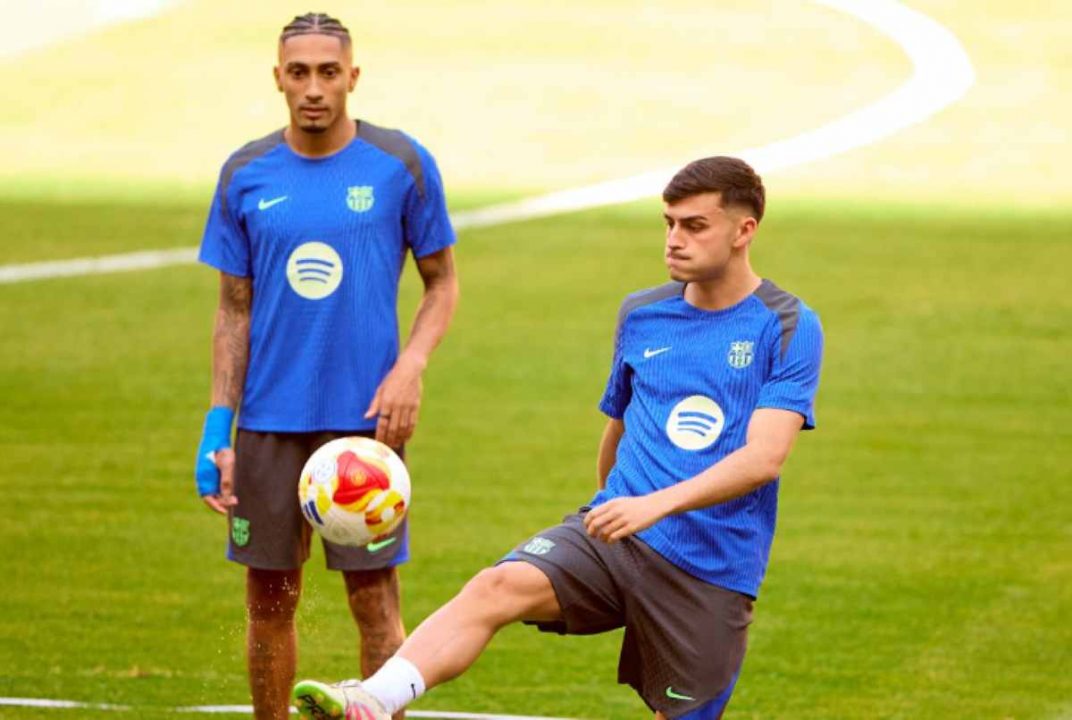Pedri dan Raphinha dalam sebuah sesi latihan Barcelona