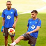 Barcelona Percaya Diri Menjamu Atleti, Pedri Siap Jadi Starter Pedri dan Raphinha dalam sebuah sesi latihan Barcelona