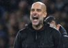 Manchester City Dinilai Perlu Ubah Pendekatan jika Ingin Menyalip The Gunners Pep Guardiola memberi instruksi ke pemainnya di laga Manchester City v Liverpool