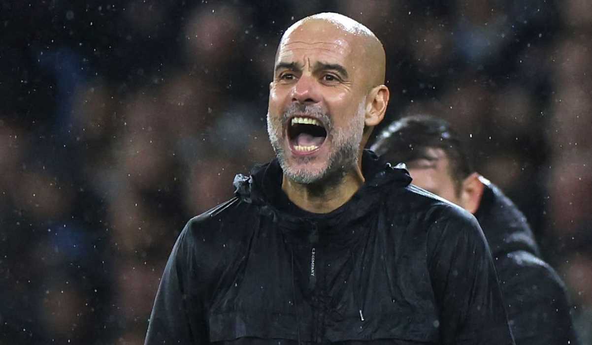 Pep Guardiola memberi instruksi ke pemainnya di laga Manchester City v Liverpool
