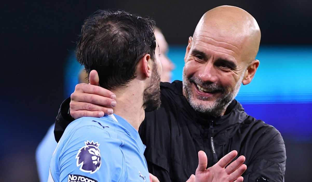 Pep Guardiola merayakan kemenangan bersama Bernardo Silva Pep Guardiola merayakan kemenangan bersama Bernardo Silva