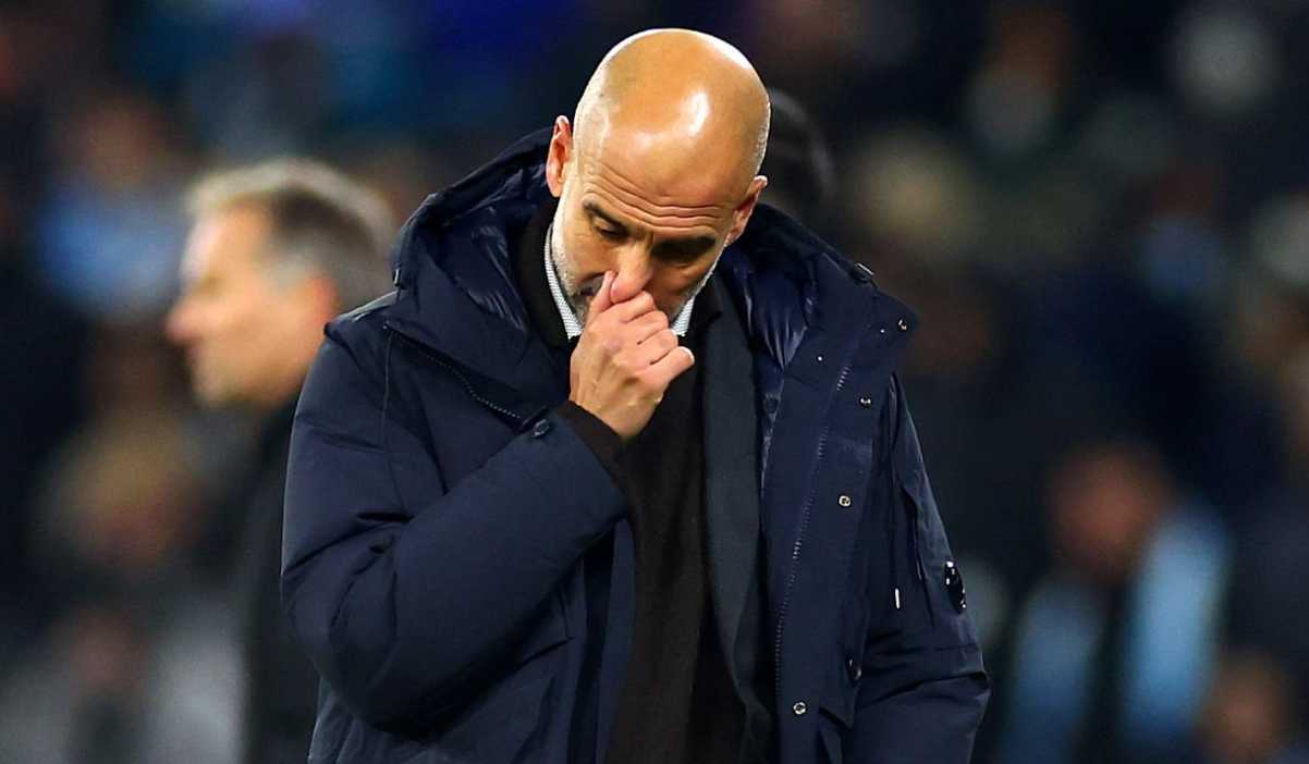 Pep Guardiola tertunduk usai kekalahan Manchester City dari Bayer Leverkusen