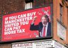 Ratcliffe Pangkas Biaya, Kantor London Manchester United Dipindah ke Lokasi Lebih Kecil Poster Jim Ratcliffe di Inggris