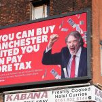 Ratcliffe Pangkas Biaya, Kantor London Manchester United Dipindah ke Lokasi Lebih Kecil Poster Jim Ratcliffe di Inggris