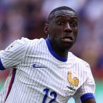 Kolo Muani Patah Rahang, Prancis Panik Jelang Kualifikasi Piala Dunia Randal Kolo Muani cedera patah rahang