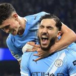 Rayan Cherki merayakan golnya bersama Phil Foden