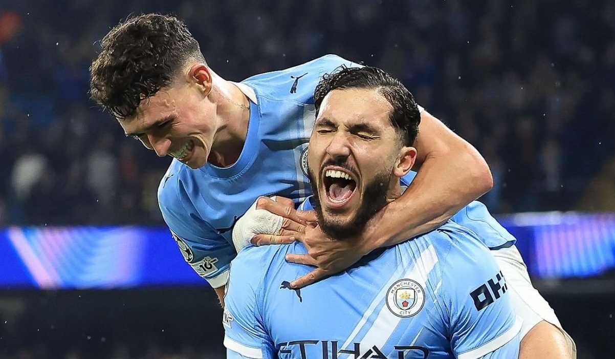 Rayan Cherki merayakan golnya bersama Phil Foden