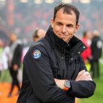 Dua Bintang Sunderland Siap Comeback! Le Bris Ungkap Strategi Lawan The Toffees Regis Le Bris pelatih Sunderland