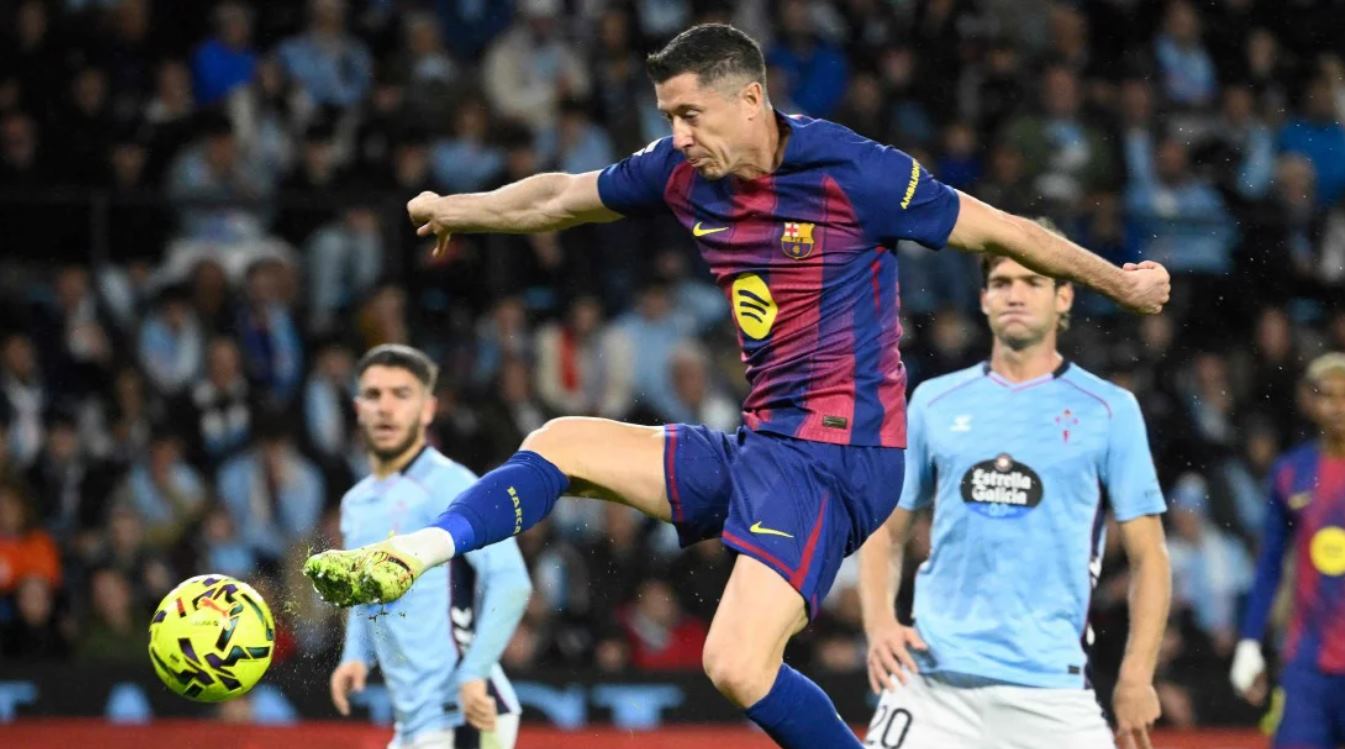 Robert Lewandowski striker Barcelona