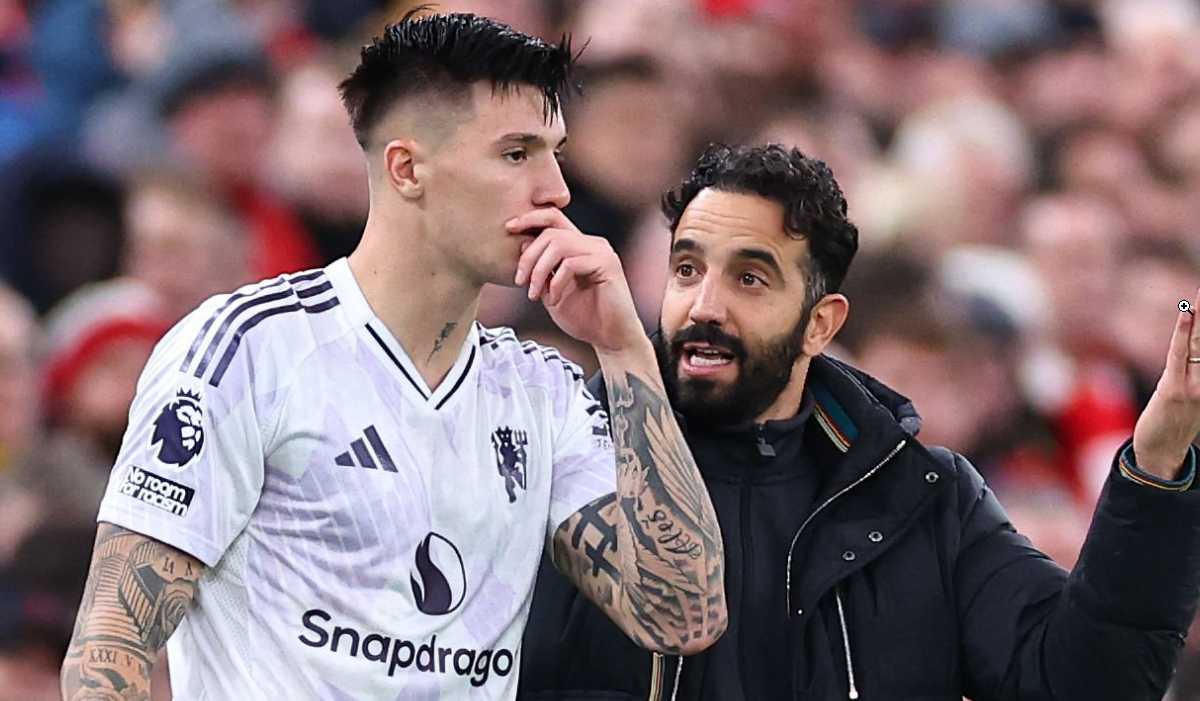 Ruben Amorim memberi instruksi pada Benjamin Sesko