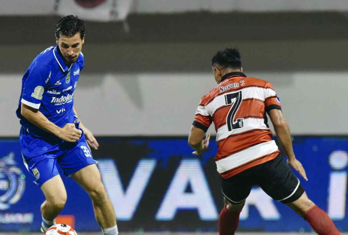 Thom Haye dalam Aksinya di Laga Madura United vs Persib Bandung