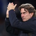 Thomas Frank bertepuk tangan ke fans usai laga Tottenham