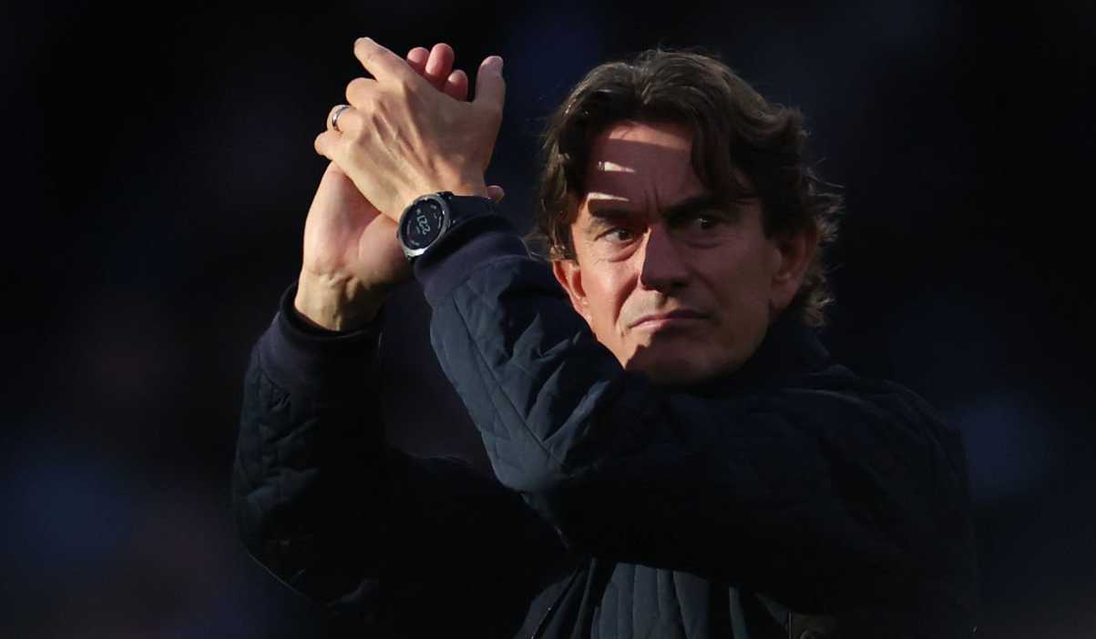 Thomas Frank tepuk tangan ke fans usai kekalahan Tottemham vs Arsenal