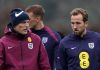 Thomas Tuchel berbicara dengan Harry Kane di sesi latihan Inggris