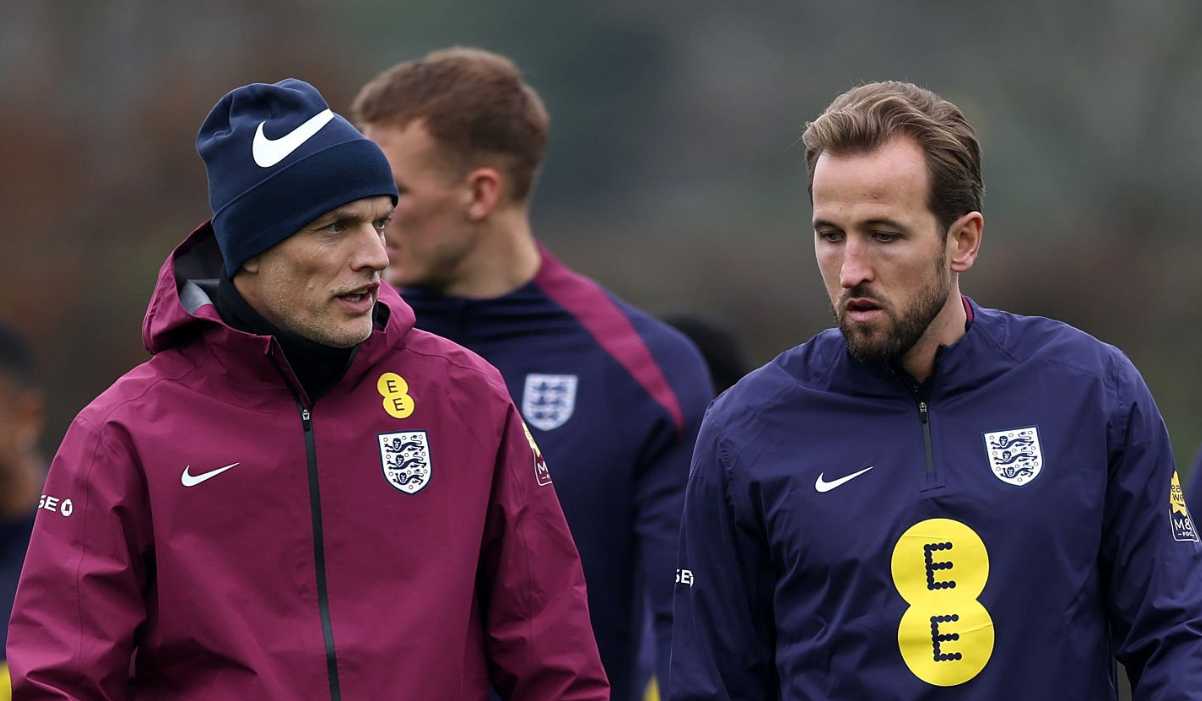 Thomas Tuchel berbicara dengan Harry Kane di sesi latihan Inggris Thomas Tuchel berbicara dengan Harry Kane di sesi latihan Inggris