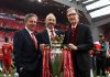 FSG Batalkan Rencana Akuisisi Getafe karena Terganjal Regulasi La Liga Tom Werner, Chairman Liverpool, Michael Gordon, Presiden Fenway Sports Group, dan John Henry, Pemilik Utama Liverpool, berpose untuk foto bersama trofi Liga Inggris
