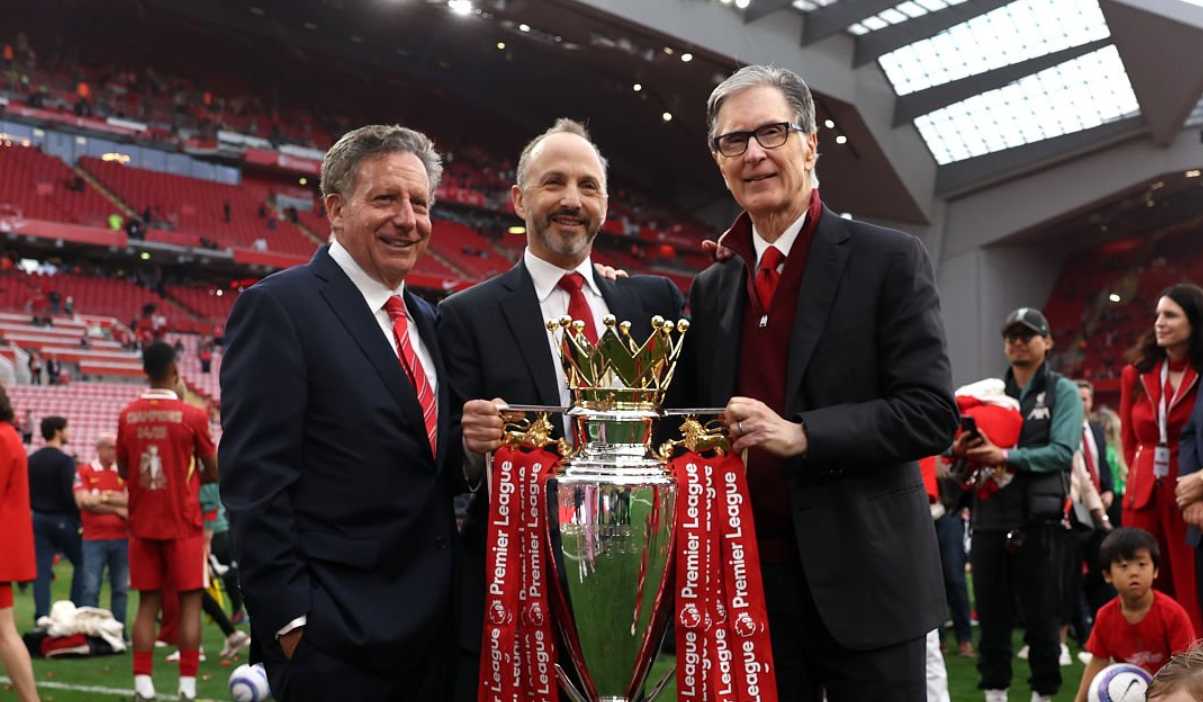 Tom Werner, Chairman Liverpool, Michael Gordon, Presiden Fenway Sports Group, dan John Henry, Pemilik Utama Liverpool, berpose untuk foto bersama trofi Liga Inggris