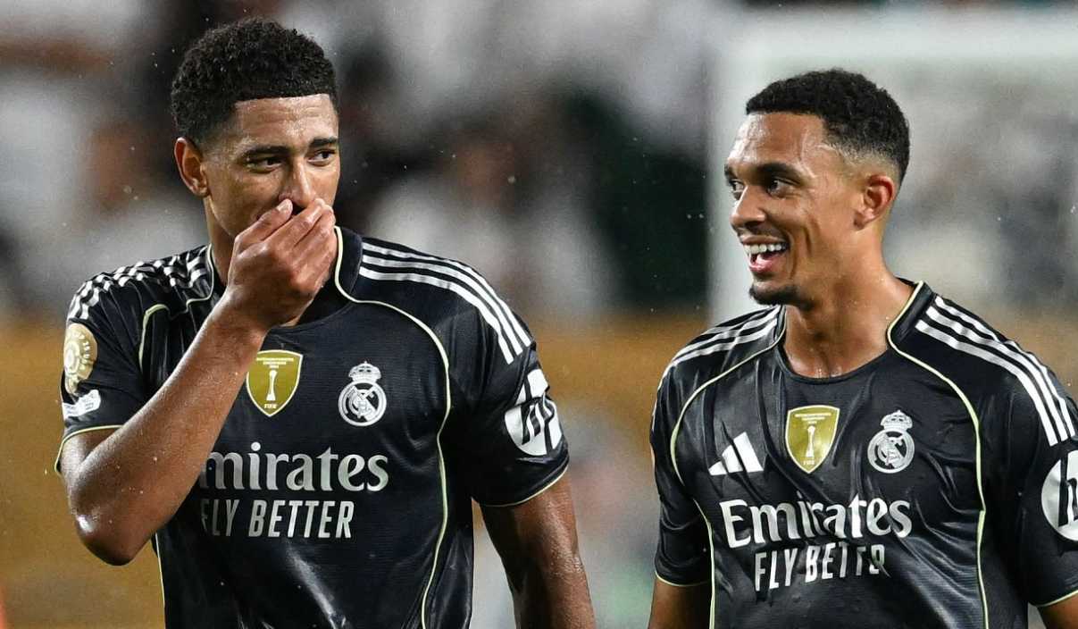 Trent Alexander-Arnold dan Jude Bellingham berdialog di laga Salzburg vs Real Madrid Trent Alexander-Arnold dan Jude Bellingham berdialog di laga Salzburg vs Real Madrid