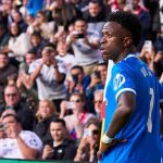 Benzema Nilai Perkembangan Vinicius dan Sebut Tekanan Media Terlalu Berlebihan Vinicius Junior bersiap ambil sepak pojok di laga Rayo Vallecano vs Real Madrid