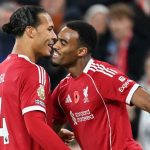 Liverpool Didesak Cari Pengganti Van Dijk Saat Gravenberch Kena Kritik Keras Virgil van Dijk merayakan gol bersama Ryan Gravenberch