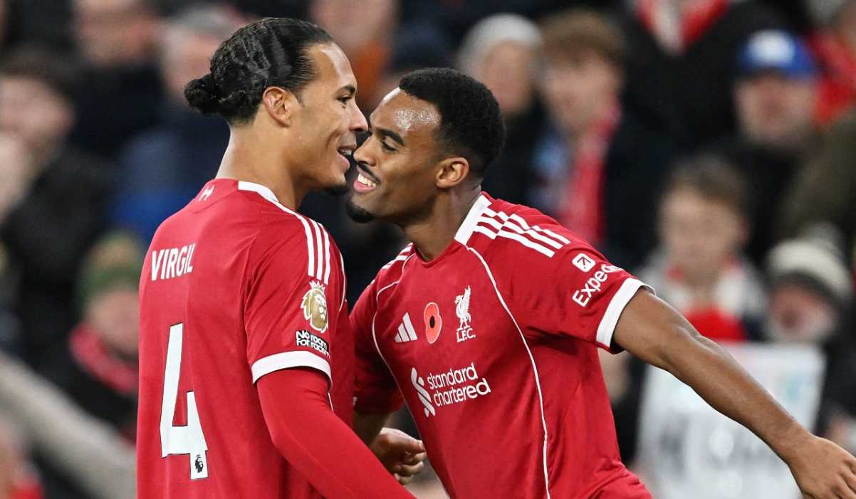 Virgil van Dijk merayakan gol bersama Ryan Gravenberch Virgil van Dijk merayakan gol bersama Ryan Gravenberch