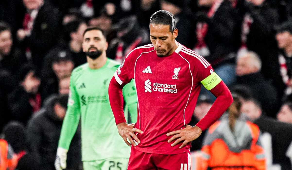 Virgil van Dijk tertunduk usai kekalahan Liverpool dari PSV