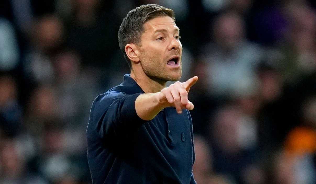 Xabi Alonso memberi instruksi pemainnya di laga Real Madrid vs Valencia Xabi Alonso memberi instruksi pemainnya di laga Real Madrid vs Valencia