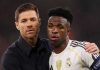 Xabi Alonso memeluk Vinicius Junior di laga Liverpool vs Real Madrid