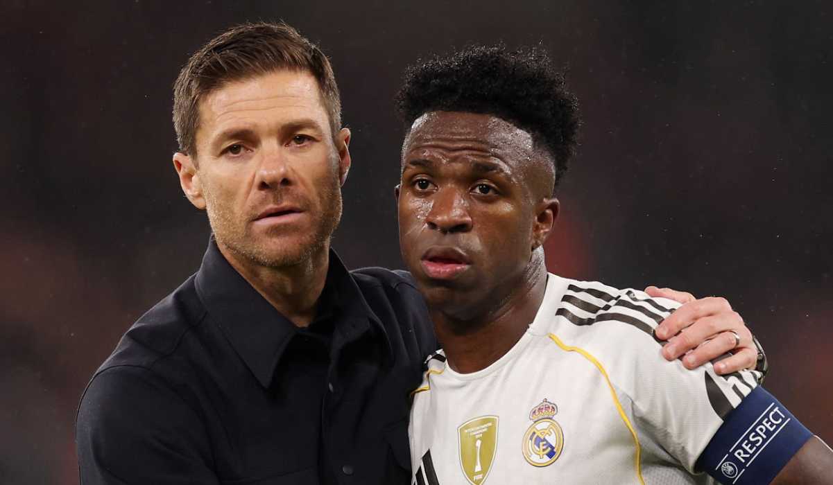 Xabi Alonso memeluk Vinicius Junior di laga Liverpool vs Real Madrid