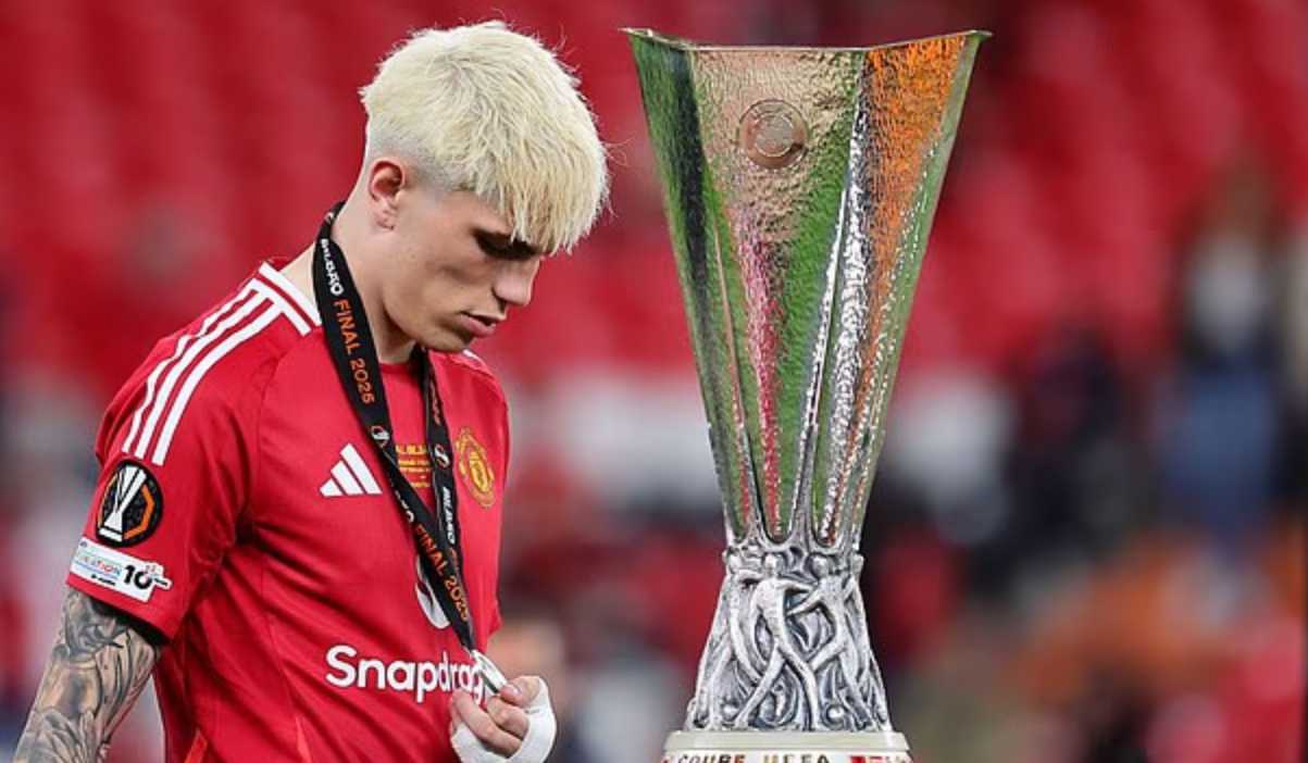 Alejandro Garnacho melewati trofi Liga Europa Alejandro Garnacho melewati trofi Liga Europa