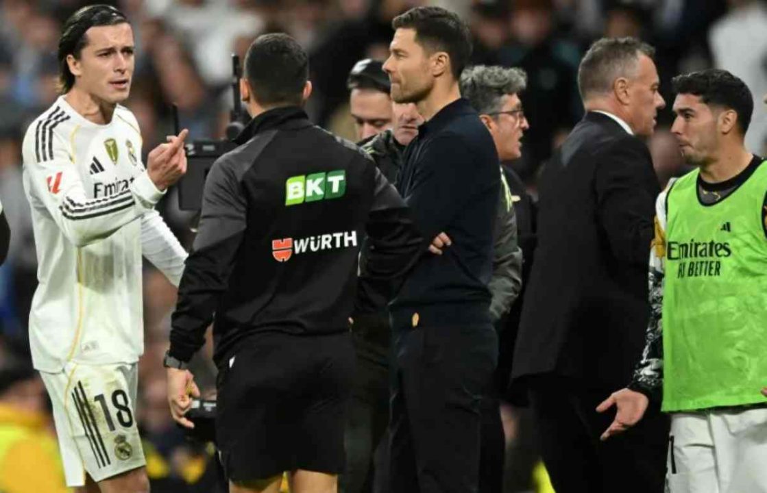 Alvaro Carreras saat berselisih di laga Real Madrid vs Celta Vigo