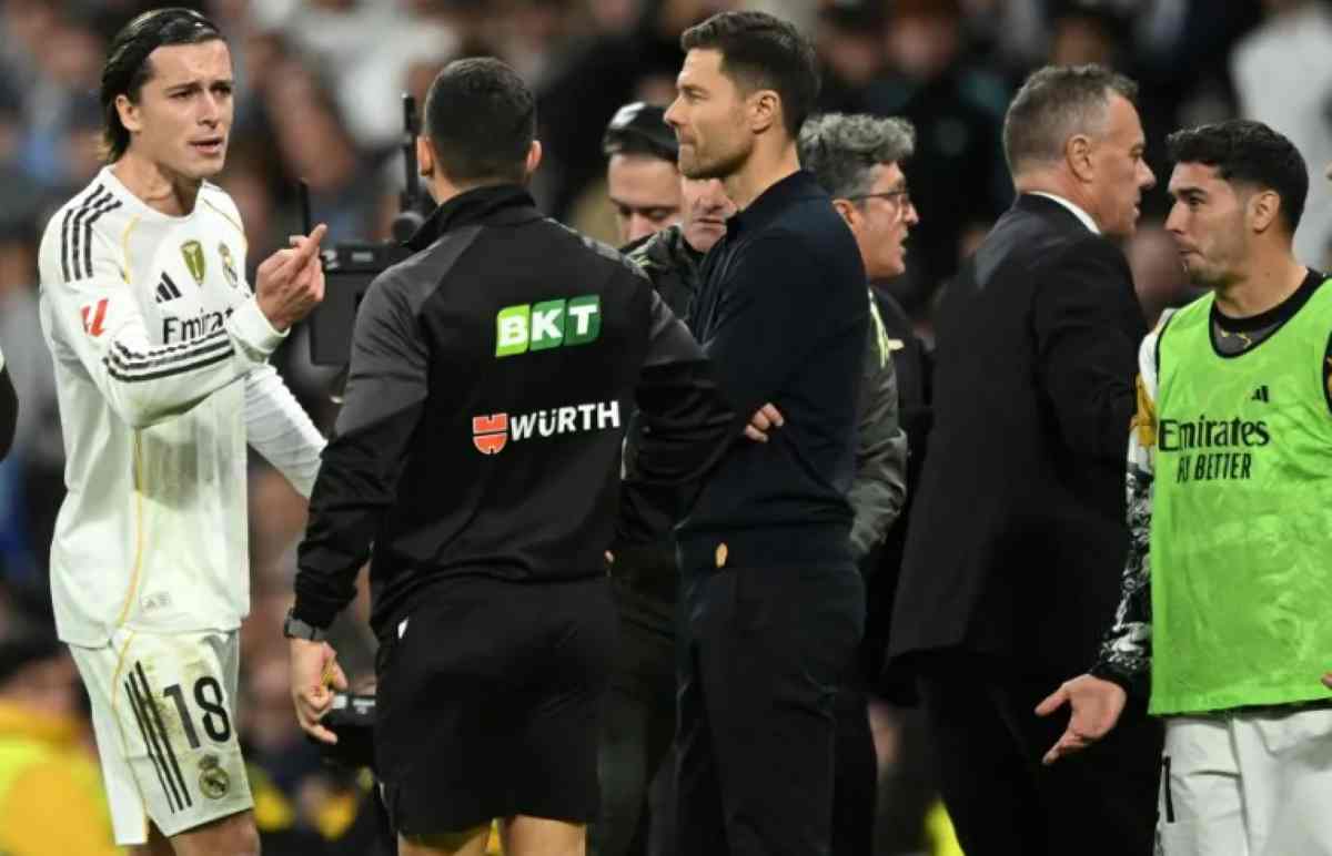 Alvaro Carreras saat berselisih di laga Real Madrid vs Celta Vigo Alvaro Carreras saat berselisih di laga Real Madrid vs Celta Vigo