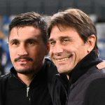 Napoli Lolos Lewat Adu Penalti Melelahkan, Antonio Conte Sebut Timnya Lebih Pantas Antonio Conte berfoto bersama Fabio Pisacane di laga Napoli vs Cagliari