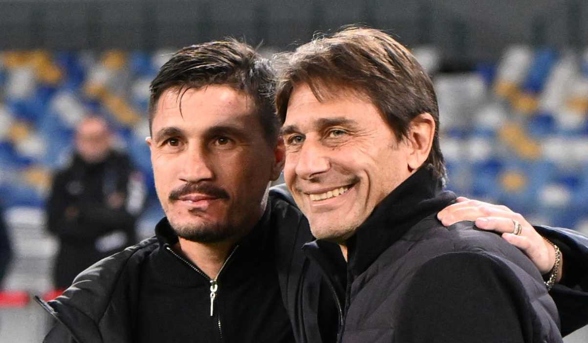 Antonio Conte berfoto bersama Fabio Pisacane di laga Napoli vs Cagliari