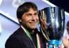 Antonio Conte mengangkat trofi Piala Super Italia