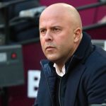 Arne Slot duduk di bench di laga West Ham vs Liverpool