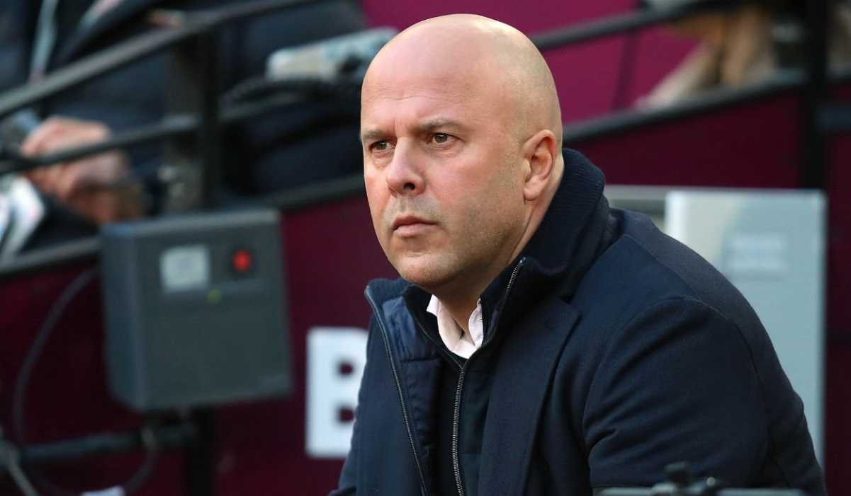 Arne Slot duduk di bench di laga West Ham vs Liverpool