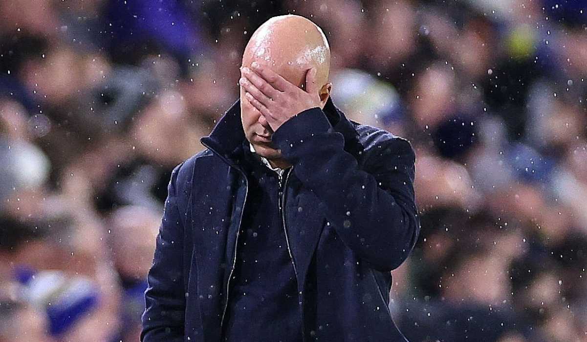 Arne Slot menutup kepala selama laga Leeds vs Liverpool Arne Slot menutup kepala selama laga Leeds vs Liverpool