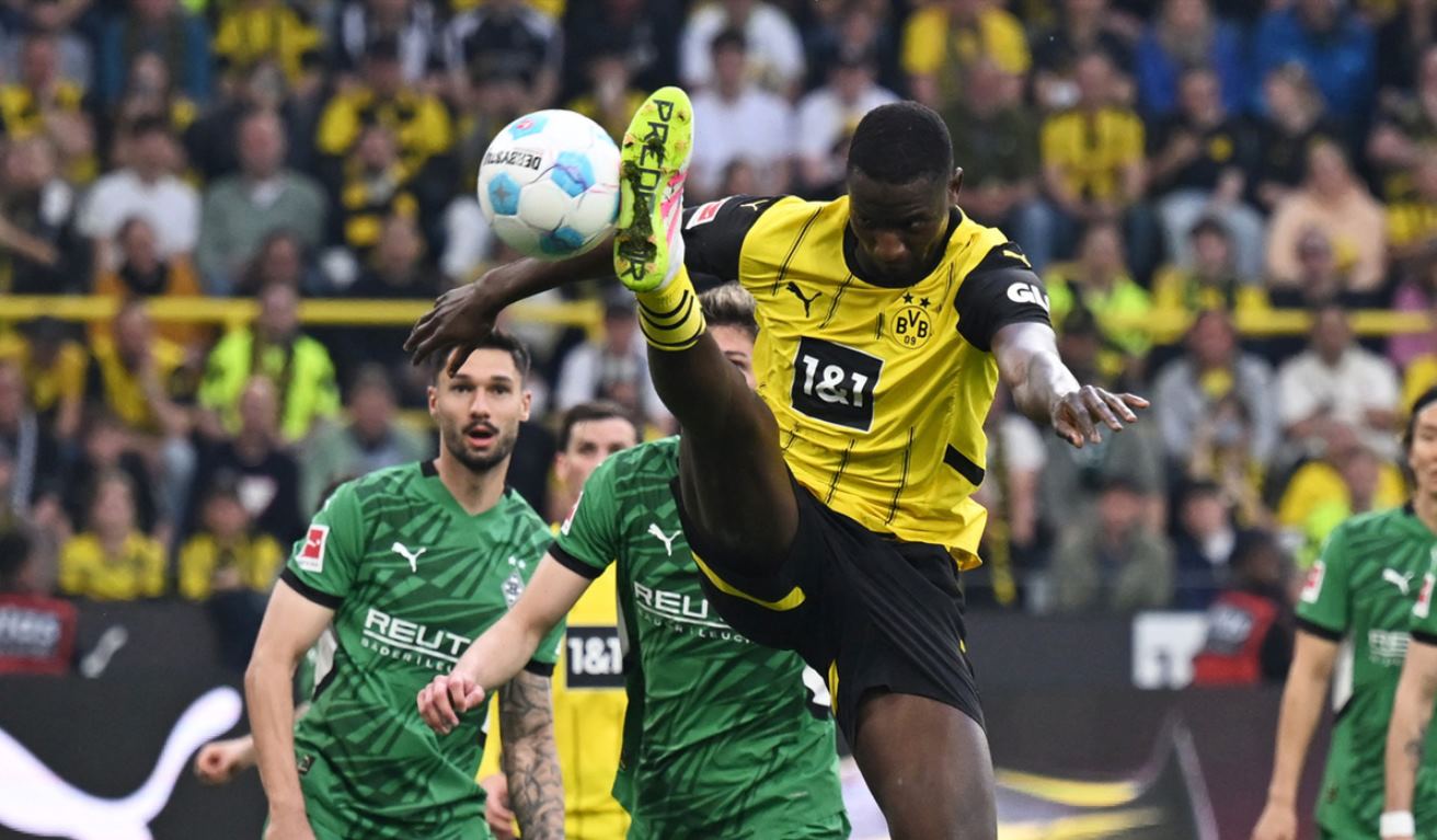 Borussia Dortmund vs Borussia Moenchengladbach - Liga Jerman